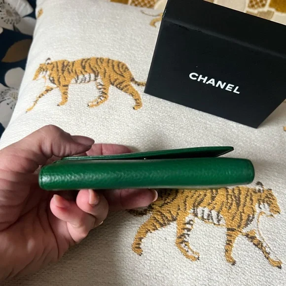 CHANEL rare colorway Green compact wallet - Picture 8 of 12